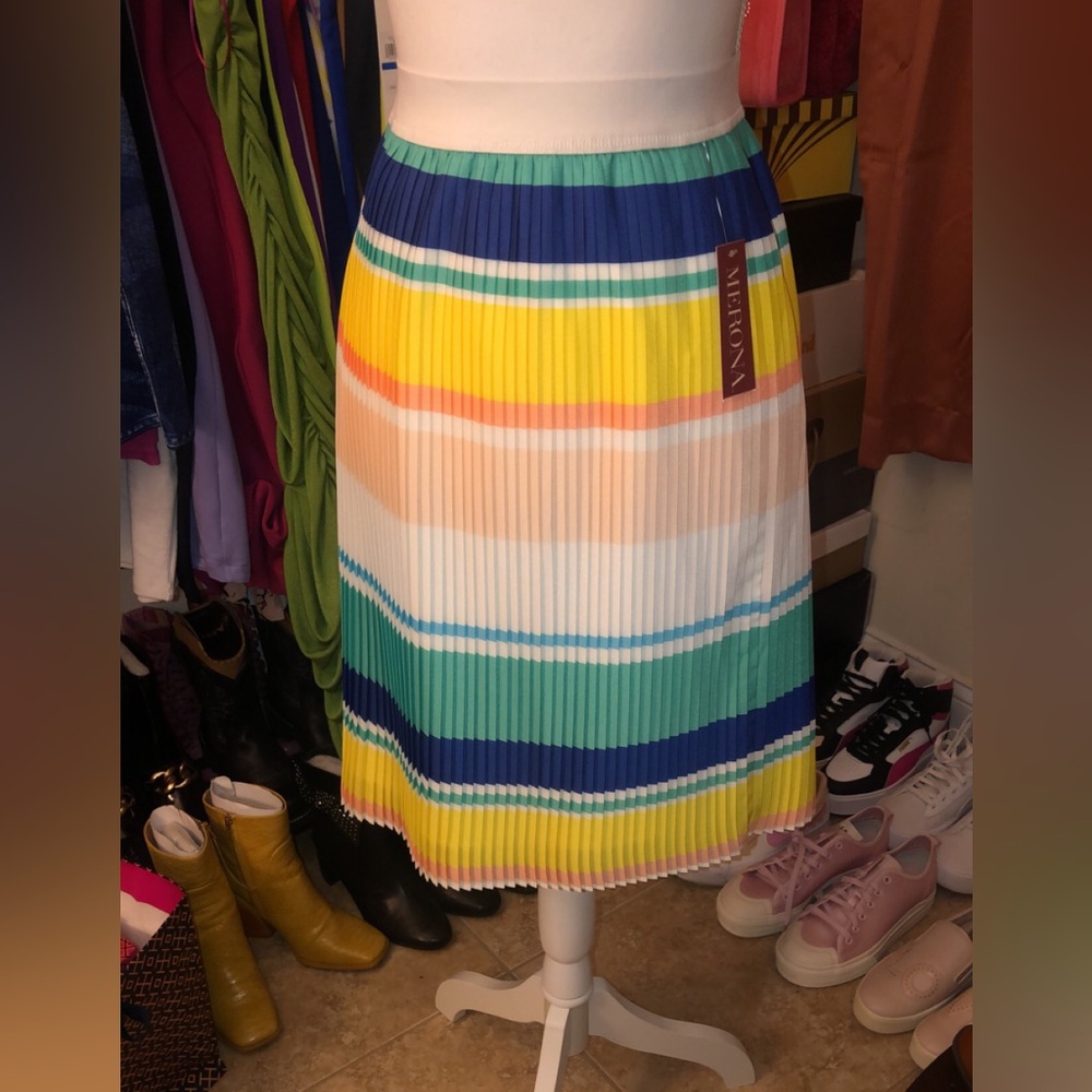 Women’s Elastic Waist Pleated Skirt.